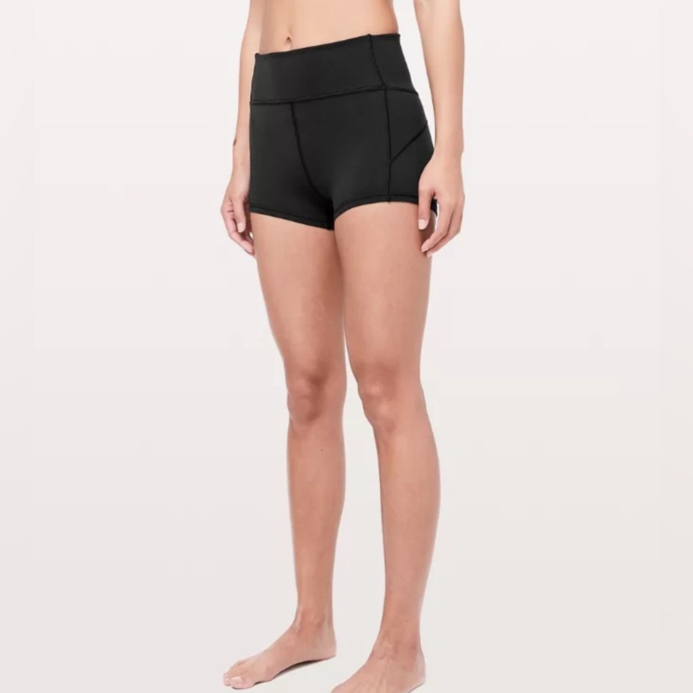 Lululemon in movement short Everlux 2.5’ size 2